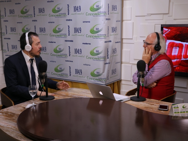 Una imagen de la entrevista que dio el Defensor Regional de Arica y Parinacota, Claudio G&aacute;lvez.