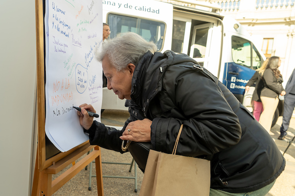 Cientos de personas participaron en la consulta ciudadana, en plena Plaza de la Constituci&oacute;n.