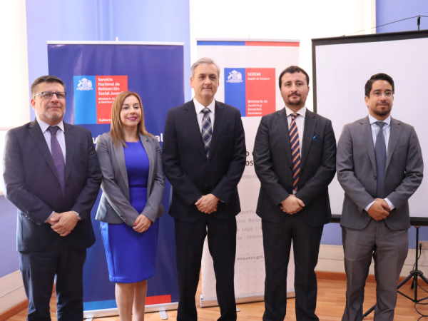 El Defensor Regional, Gabriel Carri&oacute;n, junto a autoridades regionales que participaron en la actividad.