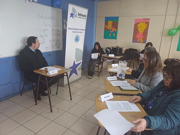 Con entusiasmo, los alumnos participaron en la simulaci&oacute;n del tribunal de j&oacute;venes.