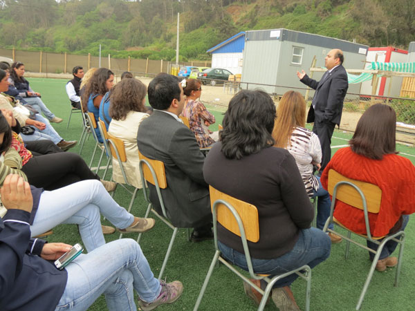 El Defensor Regional del Maule, Jos&eacute; Luis Craig, ante los asistentes a la primera cuenta p&uacute;blica participativa, realizada en la Escuela de Iloca.