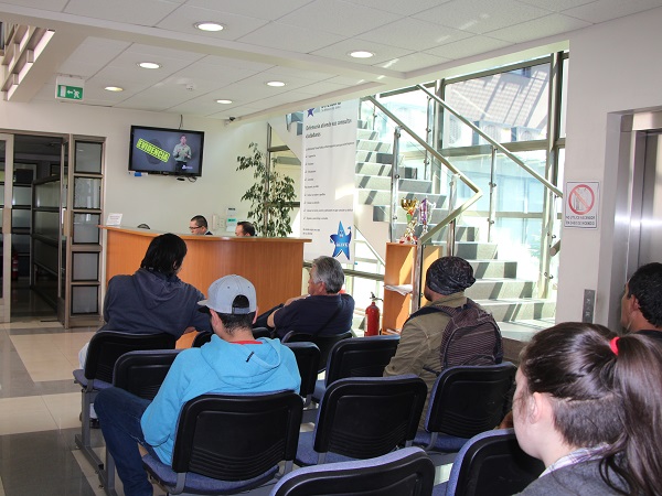 El p&uacute;blico que permanece en la sala de espera agradeci&oacute; la presentaci&oacute;n de las c&aacute;psulas informativas.