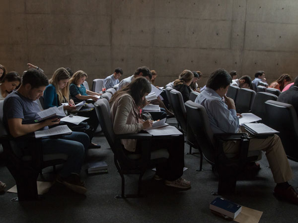 Hasta el auditorio institucional en el Centro de Justicia de Santiago (CJS) llegaron 195 abogados a rendir ambos ex&aacute;menes habilitantes.