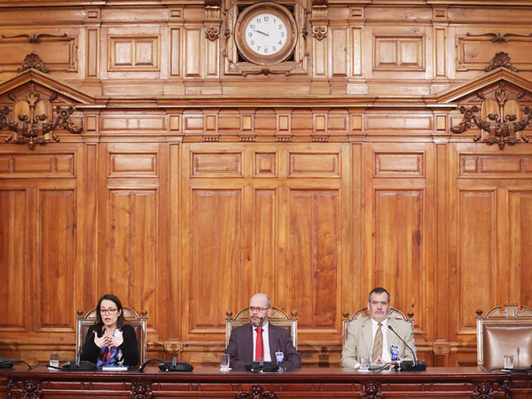 (Foto: Karin Pozo/Senado) Valeria L&uuml;bbert, Marcelo Padilla y Juan Enrique Vargas en uno de los m&oacute;dulos del seminario.