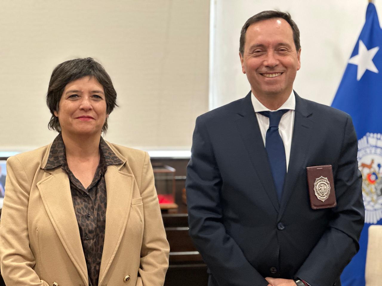 La Defensora Nacional junto al director general de la PDI.