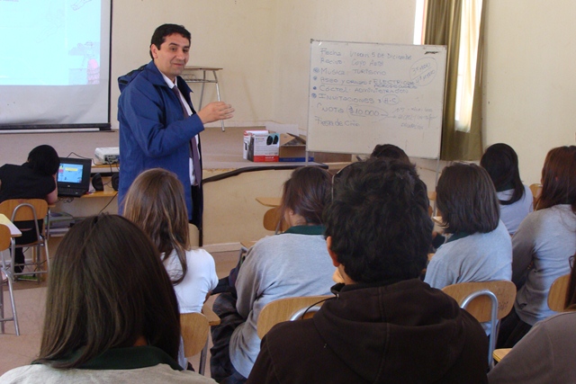 El defensor local jefe de Calama junto a la defensora juvenil brindaron la charla a j&oacute;venes de S&eacute;quitor.