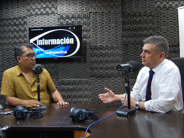 El Defensor Regional, Marco Montero Cid, entrevistado por Cristian N&Uacute;&ntilde;ez, en los estudios de Radio Paulina de Iquique.