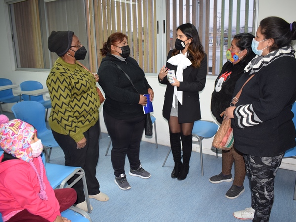 Las dirigentas de migrantes de Alto Hospicio conversaron con la defensora p&uacute;blica Marcela Tapia.