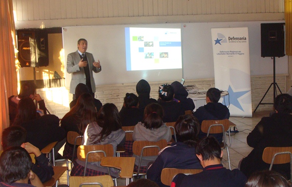 Unos 50 alumnos del Liceo 'Mar&iacute;a Luisa Bombal' de Rancagua siguieron atentos la charla de V&iacute;ctor Providel.
