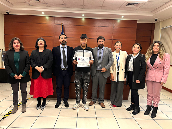 La ceremonia de egreso del joven N.V. fue acompa&ntilde;ada por representantes de todos los servicios involucrados.