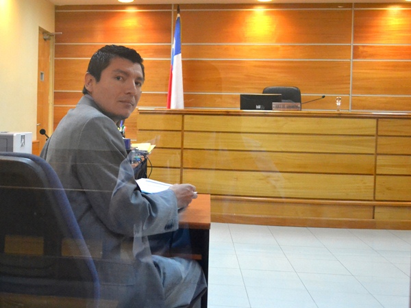 El defensor penal p&uacute;blico Claudio Rojas Piro, quien represent&oacute; a los detenidos junto a la defensora juvenil Natalia Andrade.