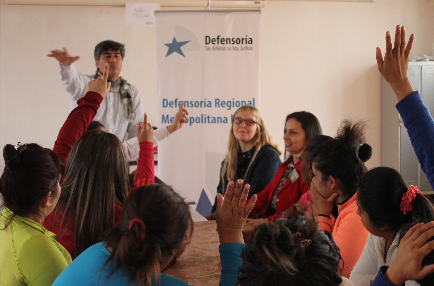 Los defensores p&uacute;blicos N&eacute;stor P&eacute;rez, Javiera Cabello e Irka Contreras en di&aacute;logo participativo con internas de la c&aacute;rcel de San Miguel.