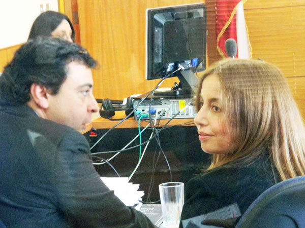 Los defensores p&uacute;blicos Nelson Cid y Ximena Silva, durante la audiencia de hoy.