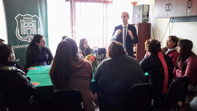 El Defensor Regional de La Araucan&iacute;a exponiendo en el Centro Penitenciario Femenino (CPF) de Temuco.