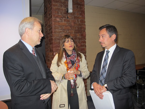Sobre la capacitaci&oacute;n interinstitucional conversan el Defensor Regional Claudio P&eacute;rez (a la derecha); Ver&oacute;nica Salinas y el procurador del CDE.