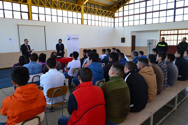 El Defensor Regional de La Araucan&iacute;a, Renato Gonz&aacute;lez, y el defensor local jefe de Angol, Humberto Serri, en el gimnasio del CCP de Angol.