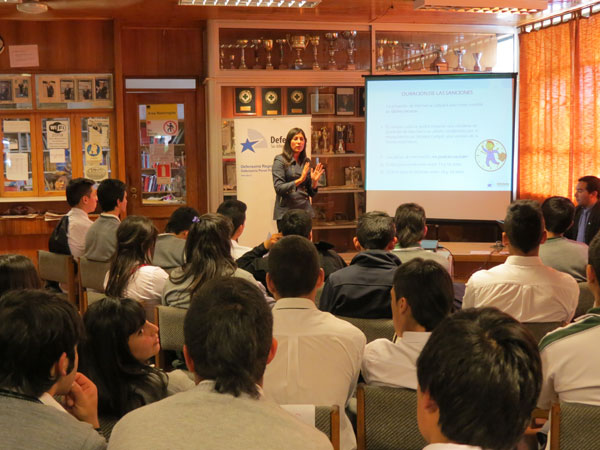 En la charla de la defensora penal juvenil B&aacute;rbara Contreras participaron unos cien alumnos de cuarto medio.