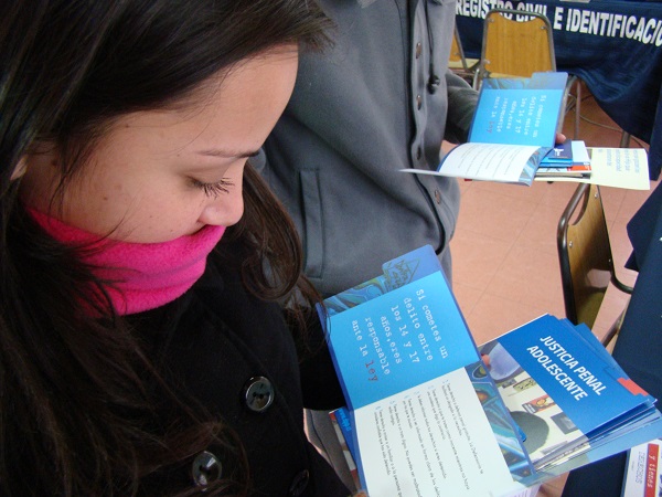 Inter&eacute;s provoc&oacute; en los estudiantes los d&iacute;pticos de la Defensor&iacute;a
