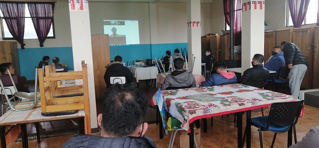 La charla se realiz&oacute; v&iacute;a Zoom y se proyect&oacute; en el casino del recinto penal.