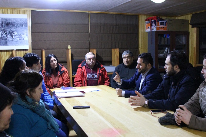 El defensor p&uacute;blico C&eacute;sar Chand&iacute;a mencion&oacute; a los yaganes que la Defensor&iacute;a de Puerto Williams est&aacute; siempre presta para atender sus consultas.