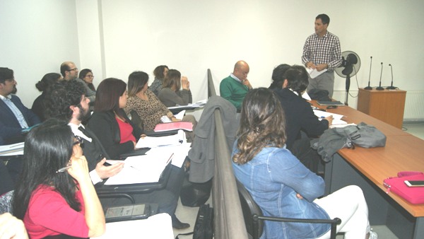 Los abogados realizaron ejercicios pr&aacute;cticos   en la sala de litigaci&oacute;n de la carrera de Derecho de la U. Santo Tomas en Valdivia.