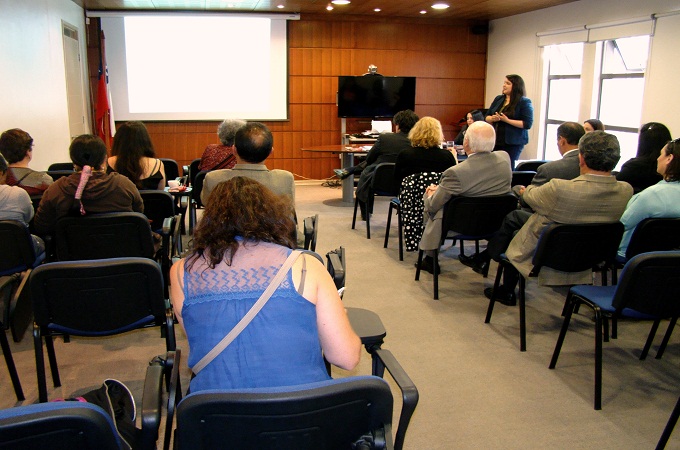 Marcela Ru&iacute;z, defensora local de Concepci&oacute;n, en plena charla en la Defensor&iacute;a Regional del Biob&iacute;o. 
