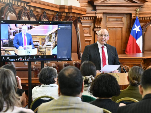 El Defensor Nacional (s), Osvaldo Pizarro, durante su intervenci&oacute;n en el seminario.