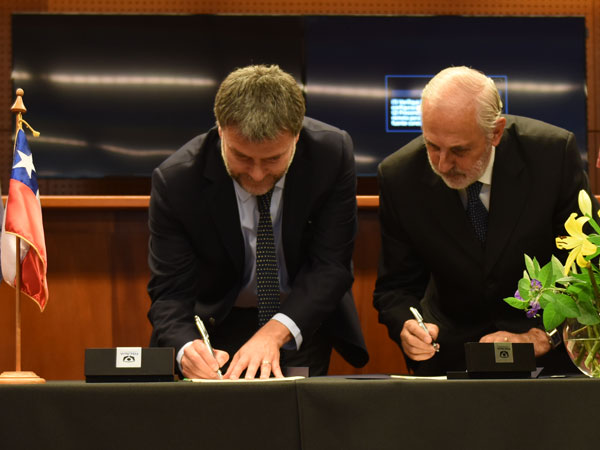 (Foto de referencia) El Defensor Nacional, Andr&eacute;s Mahnke (izquierda) y el Fiscal Nacional, Jorge Abbott, firmaron el convenio. 
