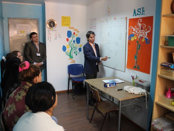 El defensor penal p&uacute;blico Luis Gonz&aacute;lez explic&oacute; a las j&oacute;venes las etapas del proceso penal.