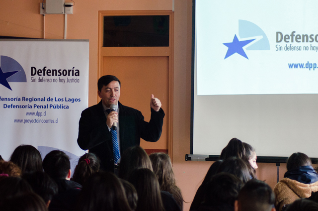 Cristi&aacute;n Hinostroza, de la UDPJ, fue el encargado de dialogar con los j&oacute;venes.
