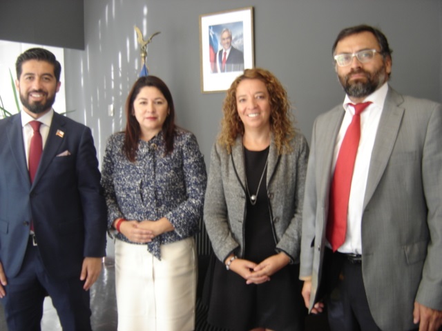 El intendente Marco D&iacute;az (a la derecha) se reuni&oacute; con la Defensora Regional y parte de su equipo de trabajo.