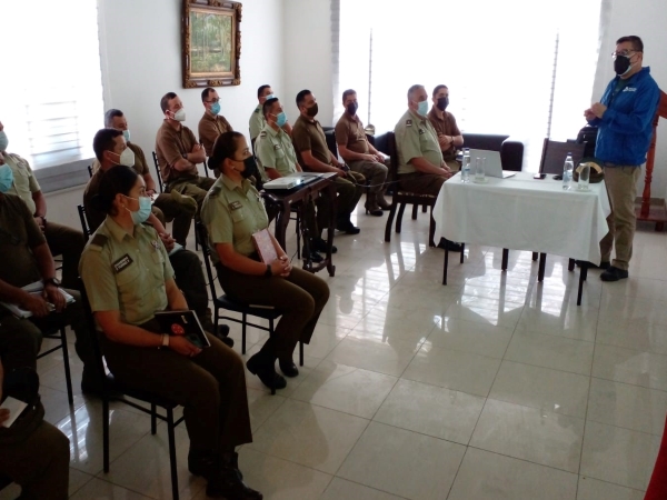 Una escena de la charla, realizada en la Comisar&iacute;a de Carabineros de Pozo Almonte.