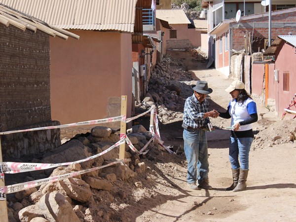 La facilitadora intercultural In&eacute;s Flores entreg&oacute; informaci&oacute;n sobre la defensa especializada ind&iacute;gena a los habitantes de Socoroma.