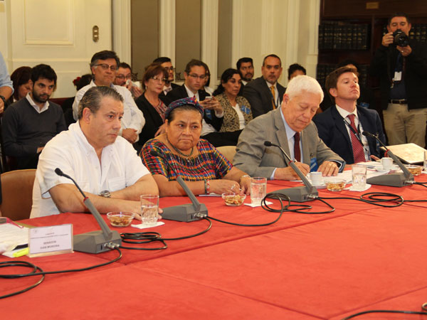 Flanqueados por la Premio Nobel de la Paz Rigoberta Mench&uacute;, los abogados Francisco Geisse y Tom&aacute;s Pascual expusieron ante la comisi&oacute;n.