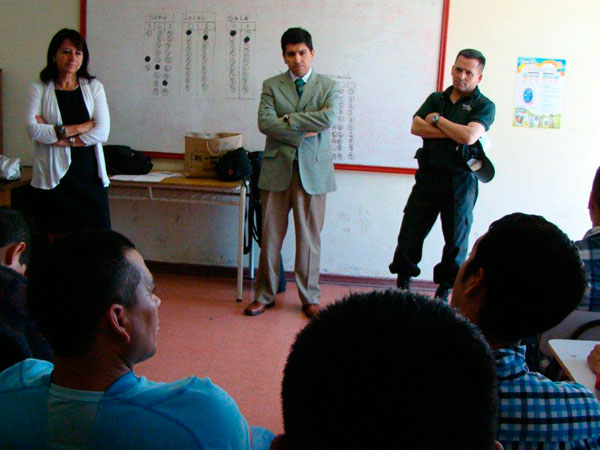 Humberto Alarc&oacute;n (al centro) y Nelly Navarro (izquierda) dialogaron con los internos imputados del penal de Coronel.