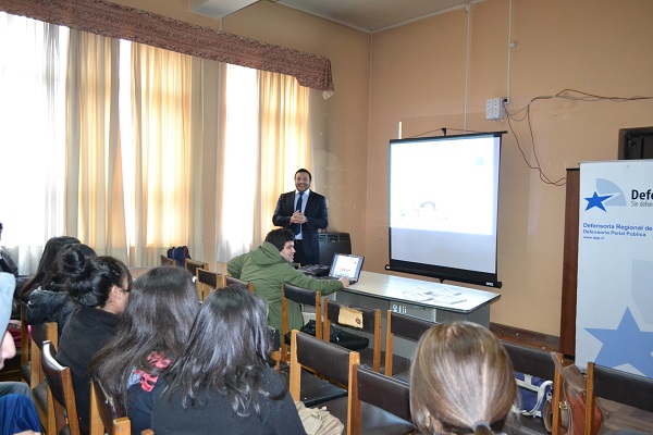 El defensor penal juvenil Luis Acu&ntilde;a y el alumno en pr&aacute;ctica Juan Fuentes, durante la charla.