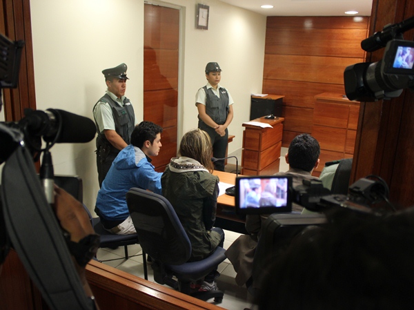 La pareja de colombianos, captada durante la audiencia de formalizaci&oacute;n. El hombre fue absuelto.