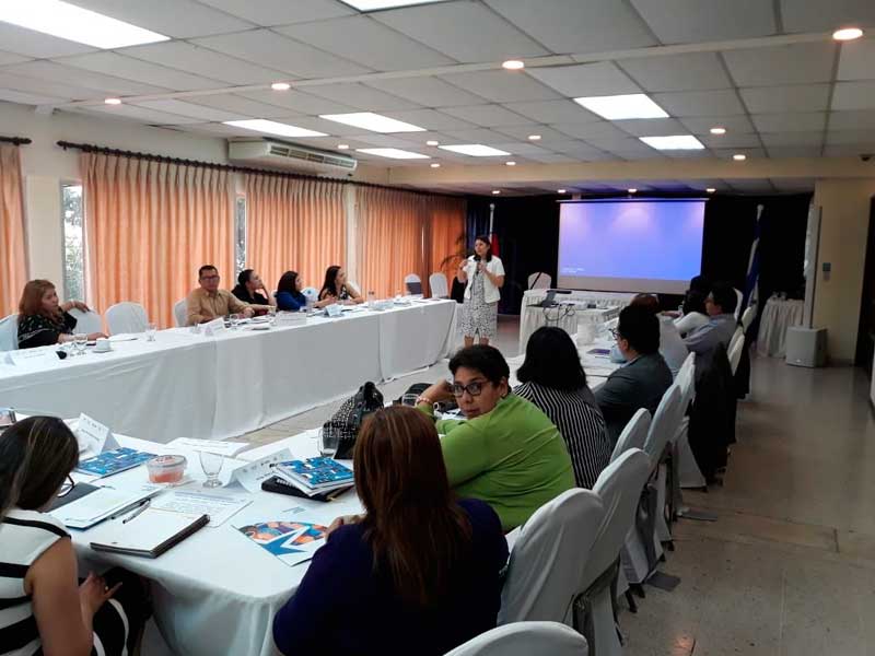 La Defensora Regional de Antofagasta, Loreto Flores, en pleno taller de litigaci&oacute;n para defensores p&uacute;blicos hondure&ntilde;os.