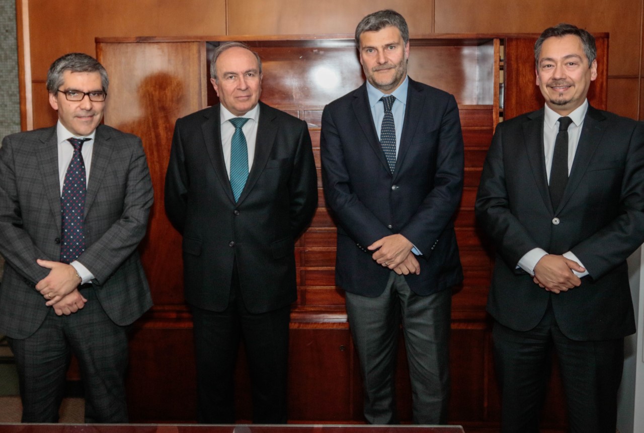 En una foto del seminario de 2017, Fernando Alliende; Alberto Balbont&iacute;n, decano; Andr&eacute;s Mahnke, Defensor Nacional, y Claudio P&eacute;rez, Defensor Regional.