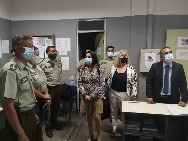 La Defensora Regional Loreto Flores encabez&oacute; la capacitaci&oacute;n a carabineros de la zona sur de Santiago.