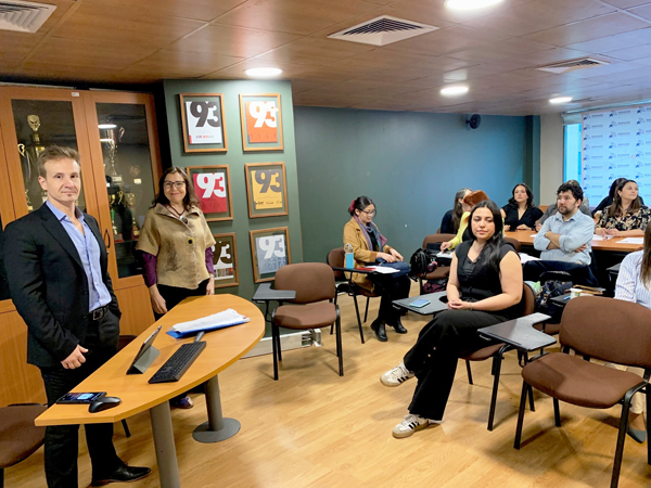 Los expertos argentinos Gustavo Fern&aacute;ndez y Silvana Greco durante el desarrollo del curso.