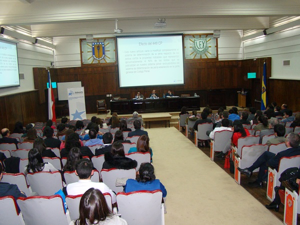 M&aacute;s de cien alumnos y docentes participaron en el seminario organizado por la UdeC con la colaboraci&oacute;n de la Defensor&iacute;a Regional del Biob&iacute;o. 