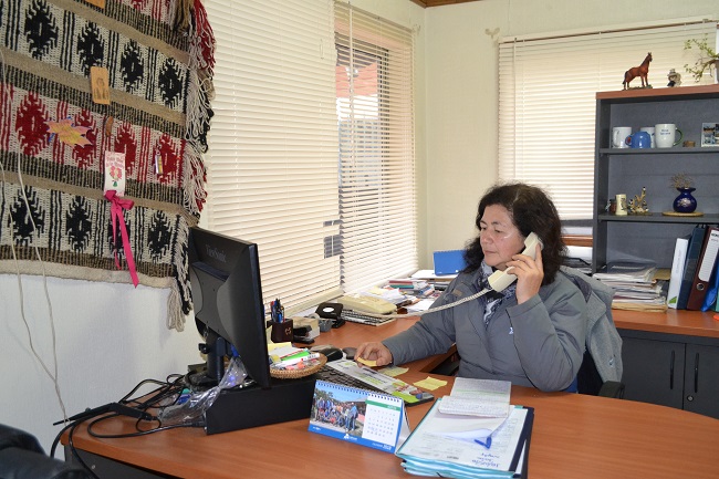 La facilitadora intercultural Tatiana Alegr&iacute;a en la Defensor&iacute;a Penal Mapuche de Nueva Imperial.