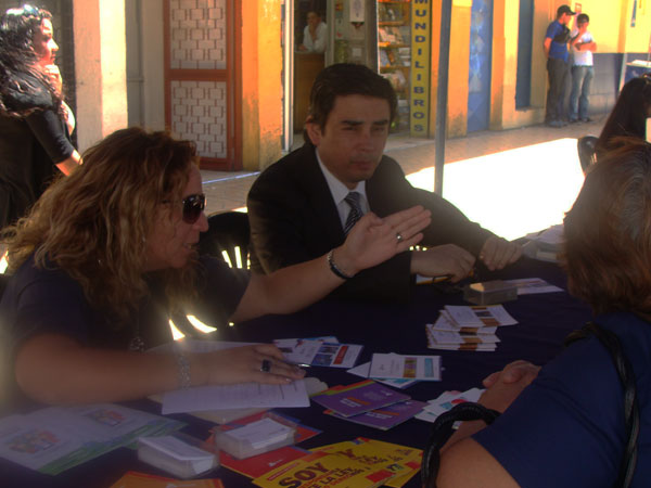 Ambas plazas de justicia fueron organizadas por la Seremi del ramo. En la imagen, Valentina Acu&ntilde;a y Jos&eacute; Mario Fuentealba en Calama.