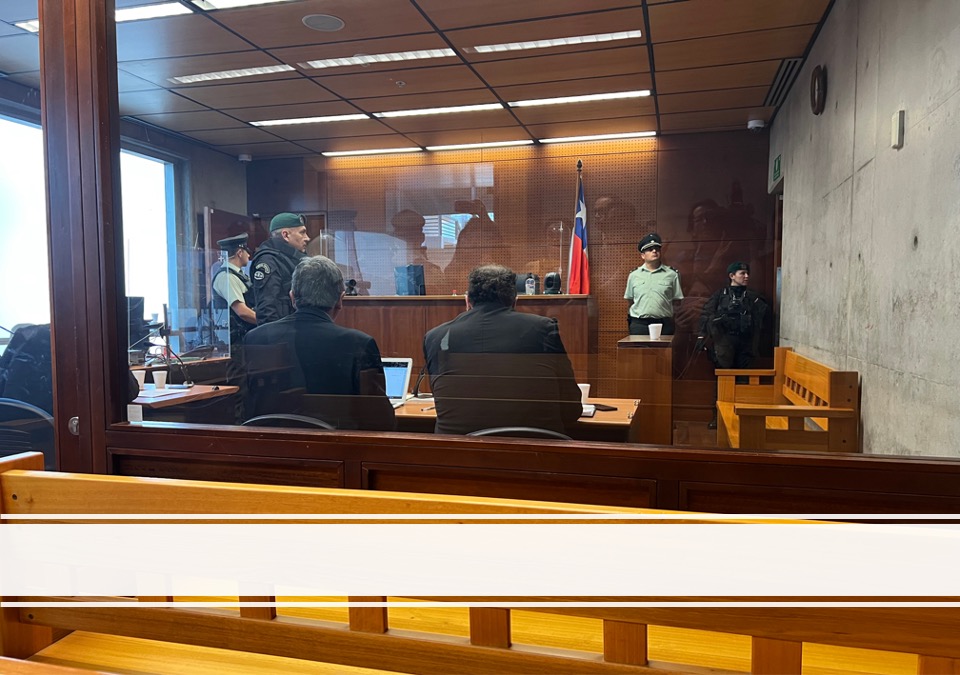 El defensor local jefe de Santiago, V&iacute;ctor Providel, y el defensor p&uacute;blico Arturo Vergara, a la espera del ingreso de sus representados al tribunal.
