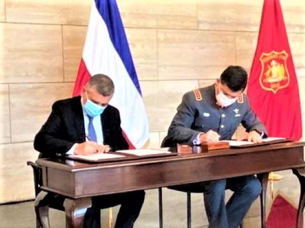 El Defensor Nacional (S) y el comandante en jefe suscribieron el acuerdo en dependencias del Ej&eacute;rcito.