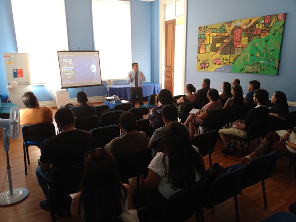 Parte del encuentro con instituciones dedicadas a las tem&aacute;ticas de migraci&oacute;n y  derechos humanos en Tarapac&aacute;.