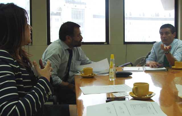 El jefe nacional de Extranjeria junto a los directivos de la Defensoria Regional de Antofagasta.