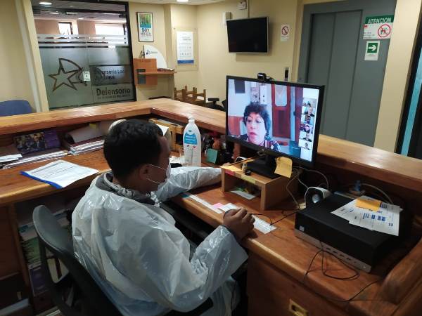 Un imputado participa en un juicio oral por videconferencia desde las oficinas de la Defensor&iacute;a Regional de Tarapac&aacute;.