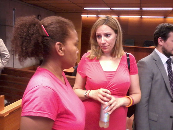 La defensora penal p&uacute;blica Alicia Corbal&aacute;n (al centro) represent&oacute; a cuatro de los imputados en este juicio oral.